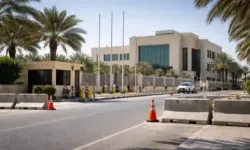 Regierungsgebäude im Nahen Osten mit Sicherheitsbarrieren vor Botschaft während Iran-Krieg und Evakuierung von Diplomaten aus Saudi-Arabien