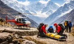 Helikopterrettung im Himalaya mit Bergsteigern und Trage vor schneebedeckten Bergen im Everest-Tourismus