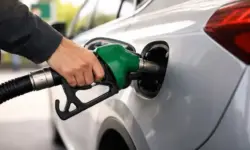 Tankstelle mit digitalen Preisanzeigen für Benzin und Diesel, mehrere Autos an Zapfsäulen, Spritpreise im Tagesverlauf sichtbar