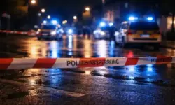 Abgesperrte Straße mit Polizeiband und Blaulicht nach Messerangriff in Solingen, Einsatzfahrzeuge im Hintergrund