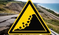 Erdrutsch Italien Petacciato beschädigte Straße Hangrutsch Adriaküste mit Rissen im Boden und abgesacktem Gelände