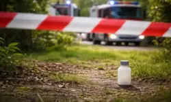 Abgesperrter Garten mit Kunststoffflasche und Einsatzfahrzeugen nach Polonium-210-Fund bei Gefahrstoff-Einsatz