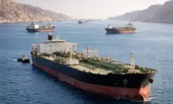 Öltanker warten vor der Straße von Hormus auf Durchfahrt, eingeschränkter Schiffsverkehr und globale Handelsroute im Fokus