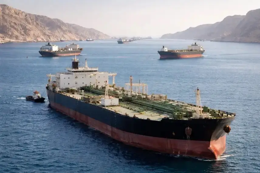 Öltanker warten vor der Straße von Hormus auf Durchfahrt, eingeschränkter Schiffsverkehr und globale Handelsroute im Fokus