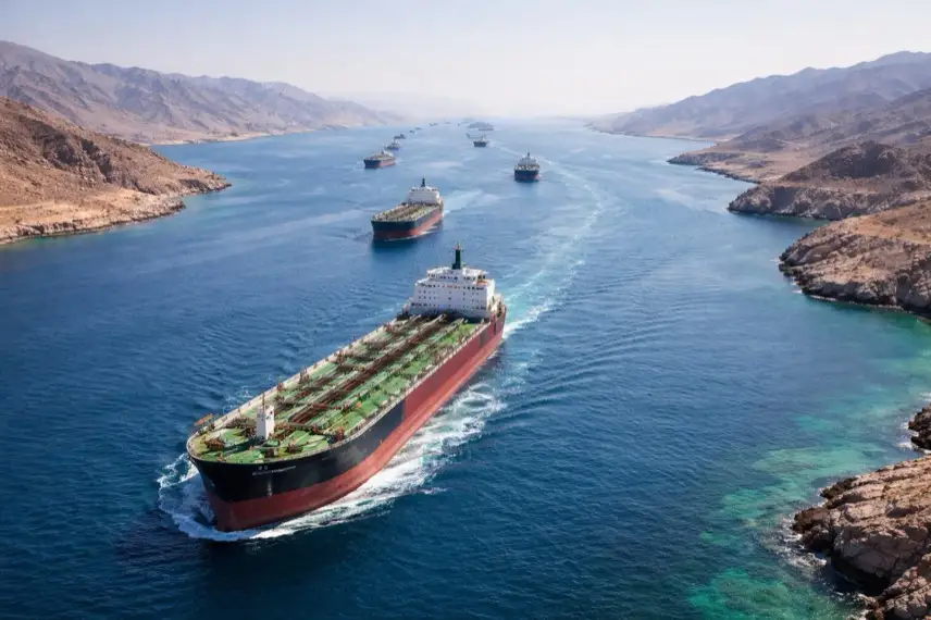 Öltanker in enger Meerenge der Straße von Hormus, wichtige Route für globalen Ölhandel und Energieversorgung