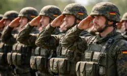 Soldaten in Uniform salutieren in Formation als Symbol für Wehrpflicht und militärischen Dienst in Deutschland